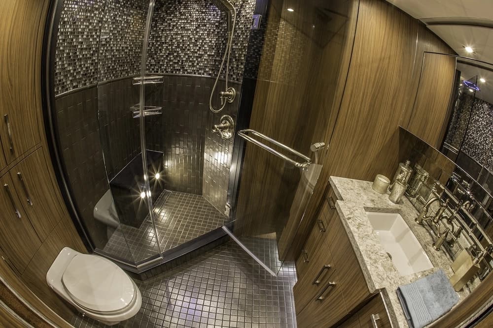 2016 Prevost Featherlite H3-45 Motorhome - Image 11