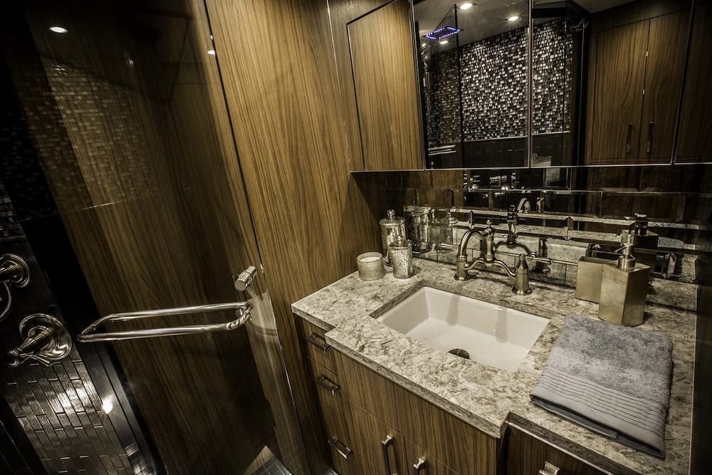 2016 Prevost Featherlite H3-45 Motorhome - Image 12