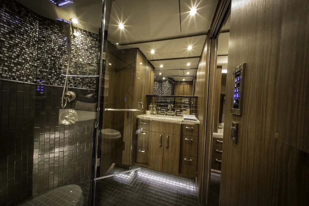 2016 Prevost Featherlite H3-45 Motorhome - Image 13