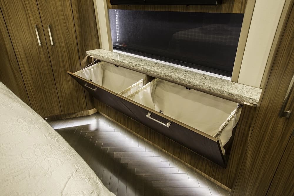 2016 Prevost Featherlite H3-45 Motorhome - Image 16