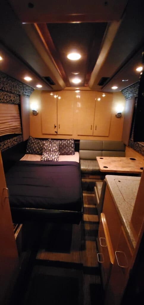 1999 Prevost XL Entertainer Motorhome - Image 11