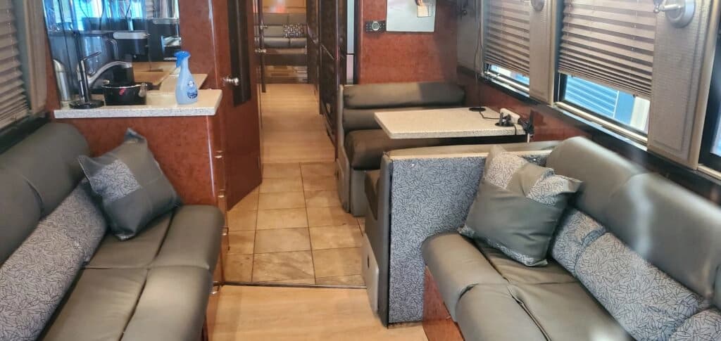 1999 Prevost XL Entertainer Motorhome - Image 4