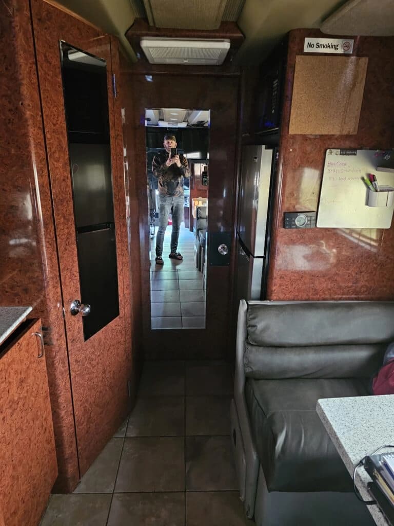 1999 Prevost XL Entertainer Motorhome - Image 8