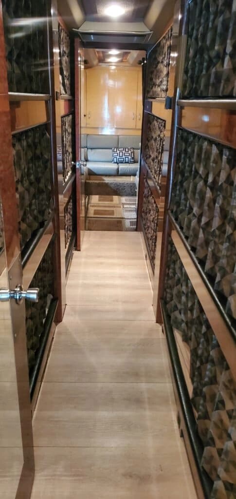 1999 Prevost XL Entertainer Motorhome - Image 9
