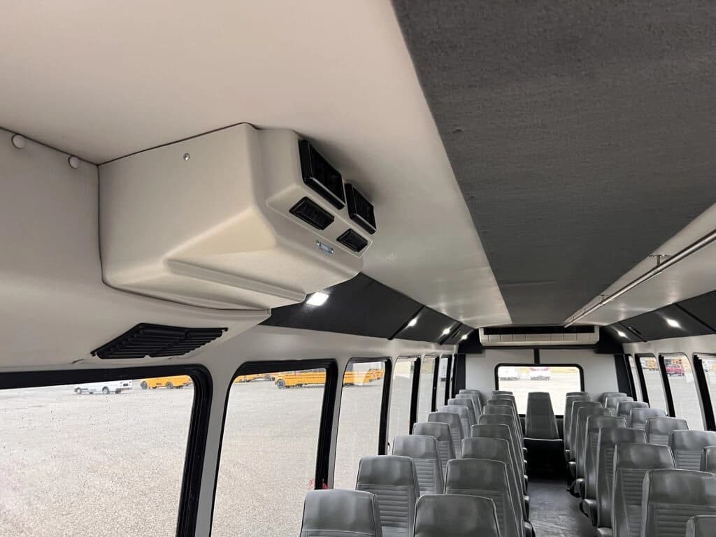 2016 Ford F650 Starcraft Shuttle Bus - Image 12