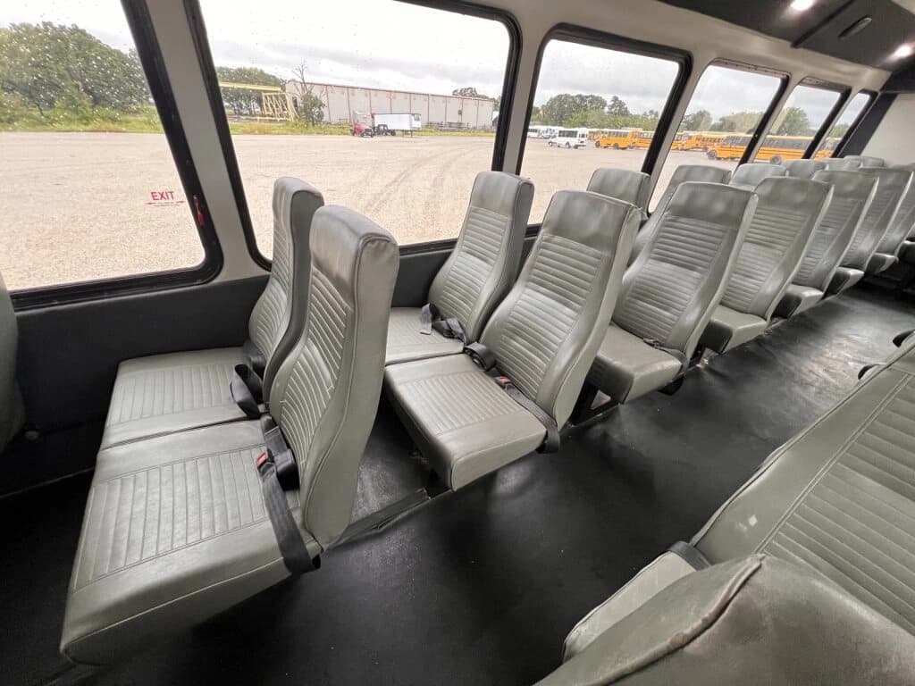 2016 Ford F650 Starcraft Shuttle Bus - Image 10