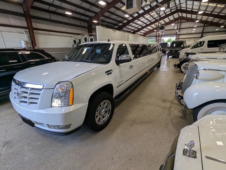 2009 Executive Coach Builders Suburbalade SUV Stretch - Image 4