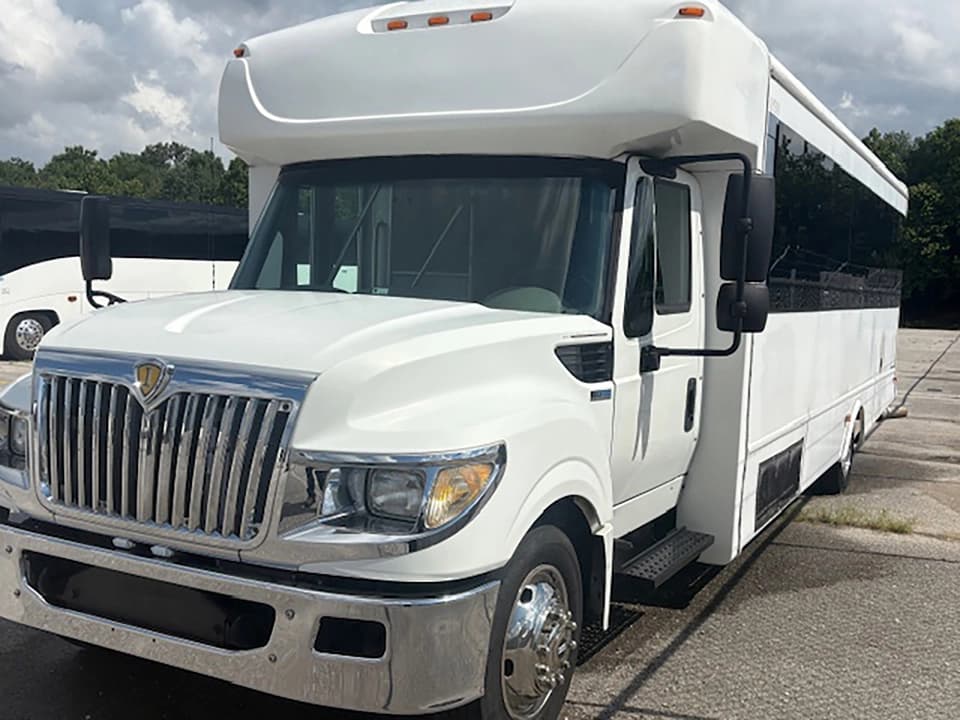 2013 International 3000 Starcraft Shuttle Bus - Image 1