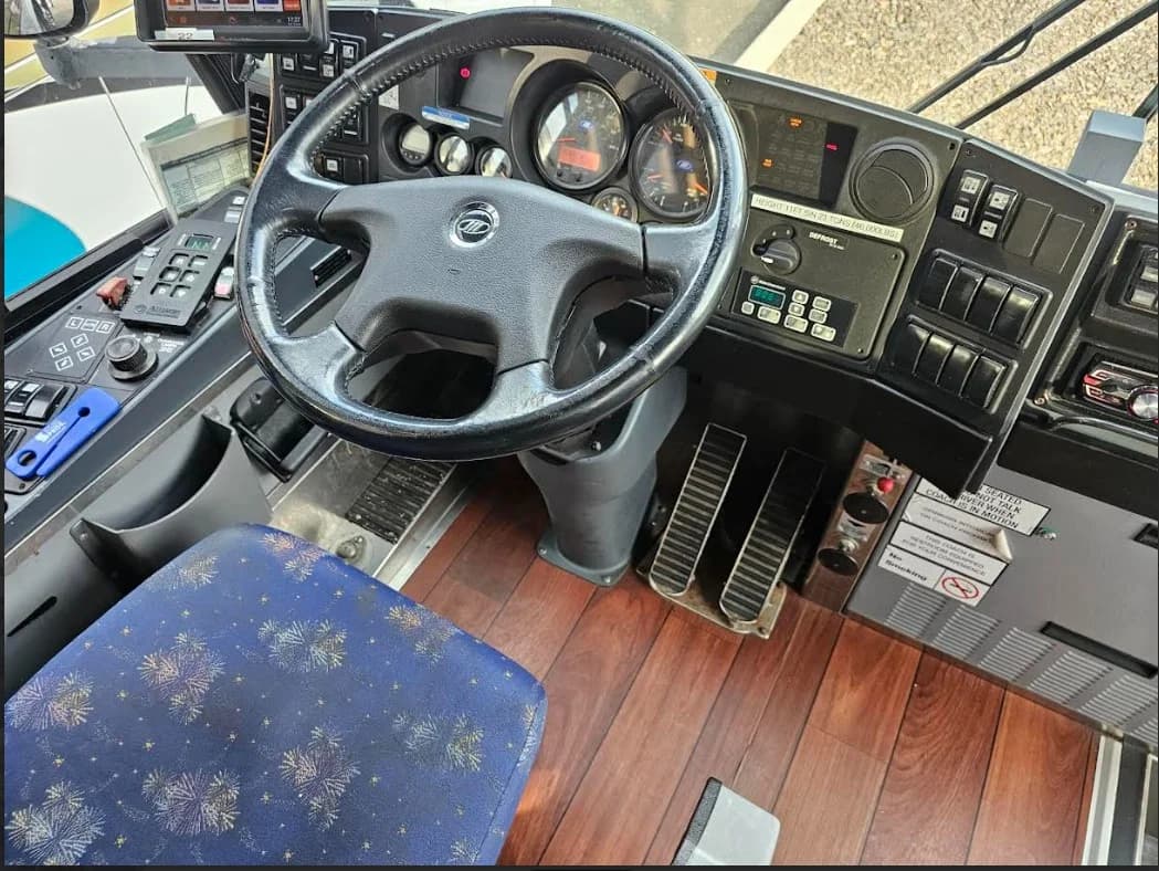 2014 MCI D4005 - Image 3