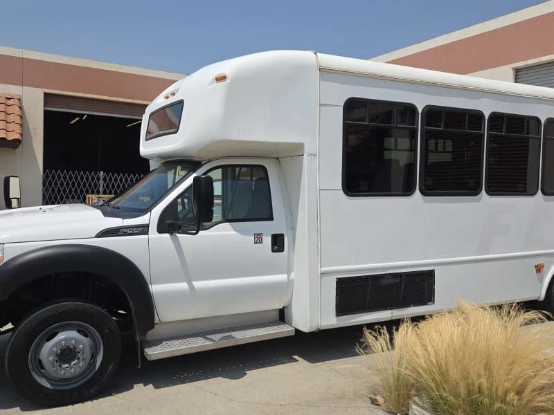 2016 Ford F-550 Starcraft ADA Shuttle Bus - Image 3