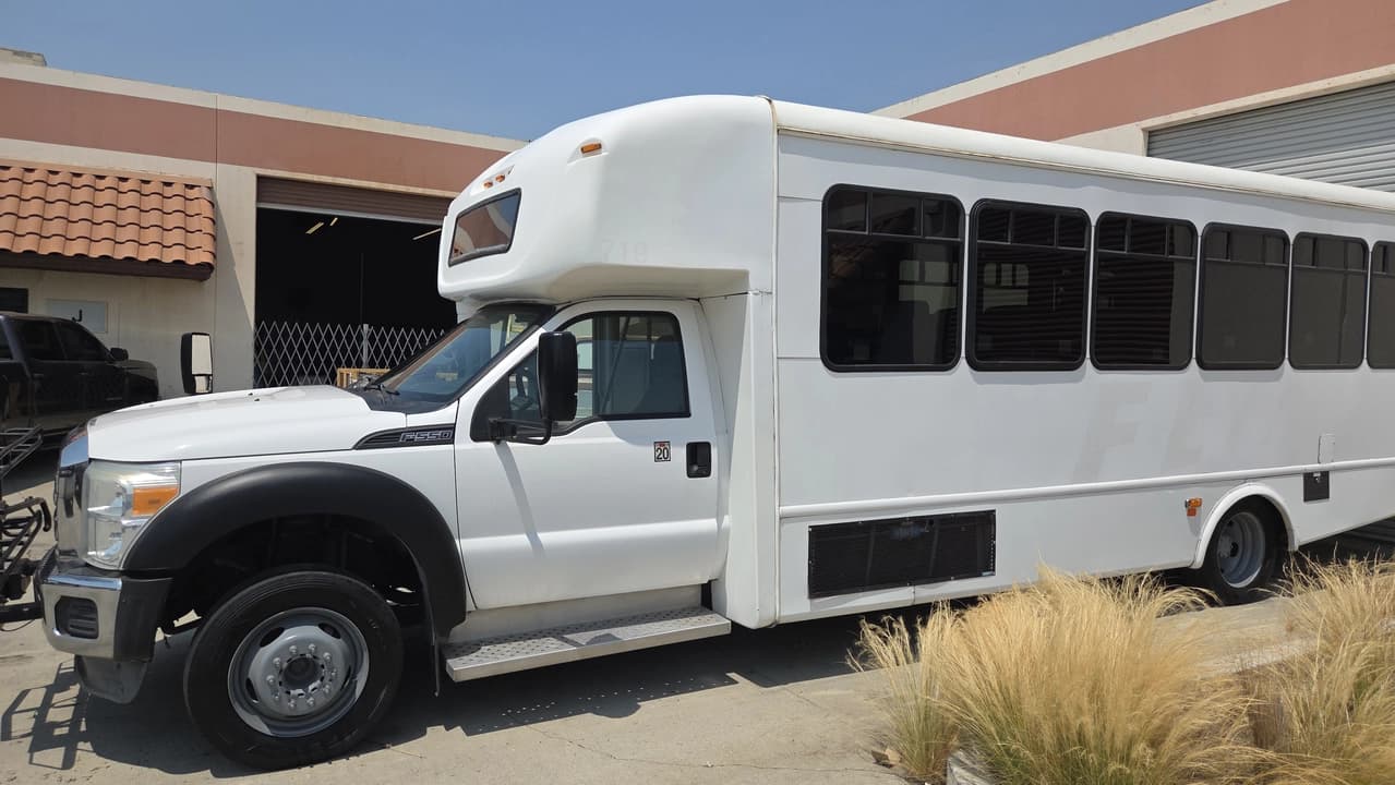 2016 Ford F-550 Starcraft ADA Shuttle Bus - Image 1