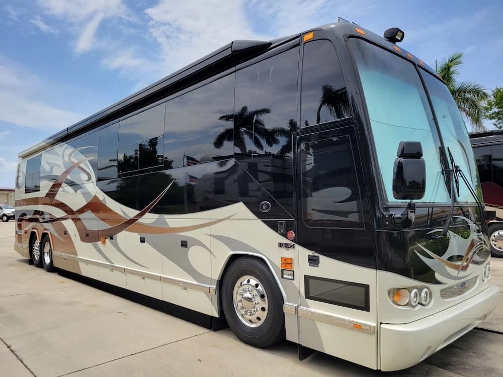 2004 Prevost Featherlite H3-45 Motorhome - Image 1