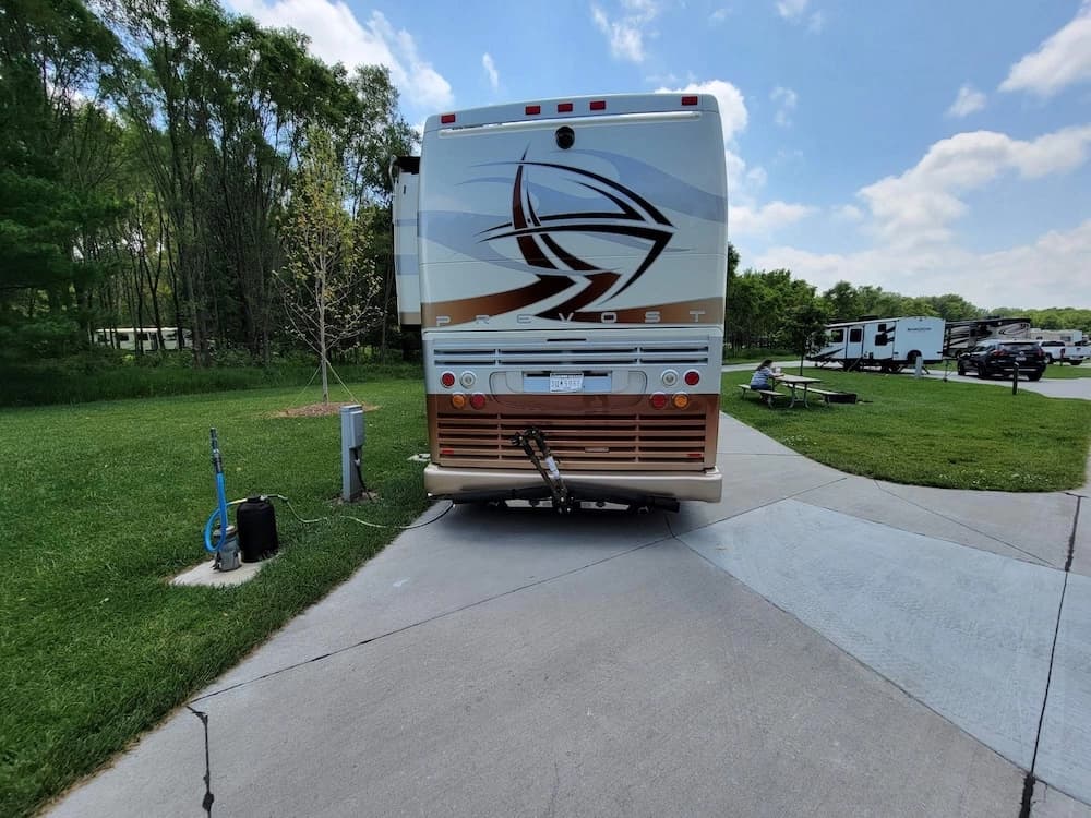 2004 Prevost Featherlite H3-45 Motorhome - Image 2