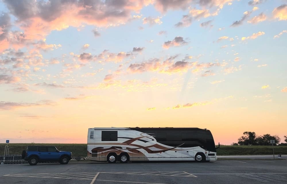 2004 Prevost Featherlite H3-45 Motorhome - Image 3