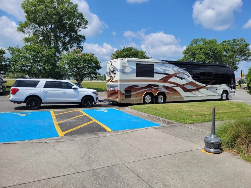 2004 Prevost Featherlite H3-45 Motorhome - Image 4