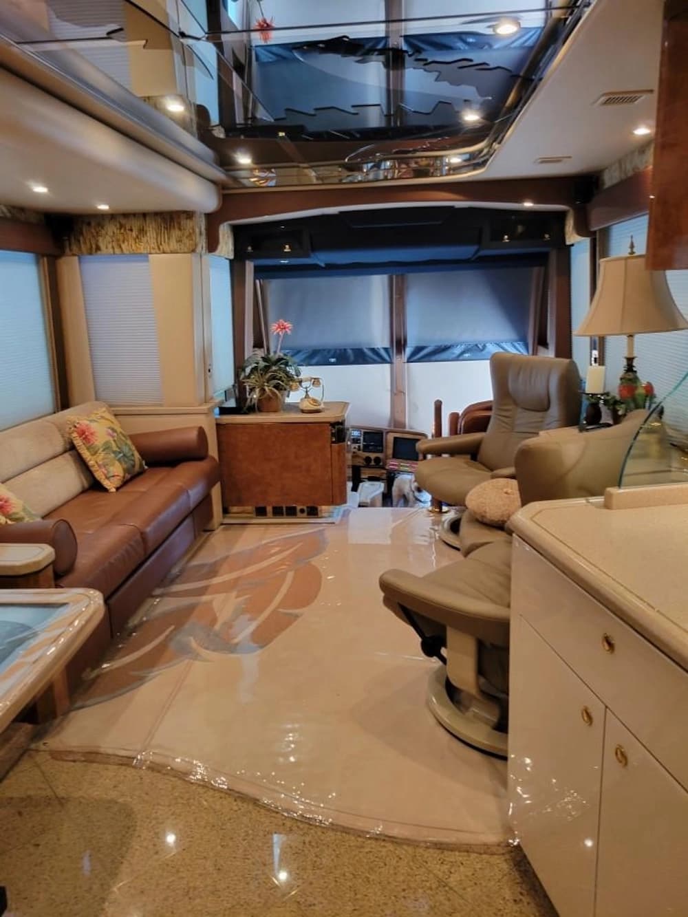 2004 Prevost Featherlite H3-45 Motorhome - Image 5