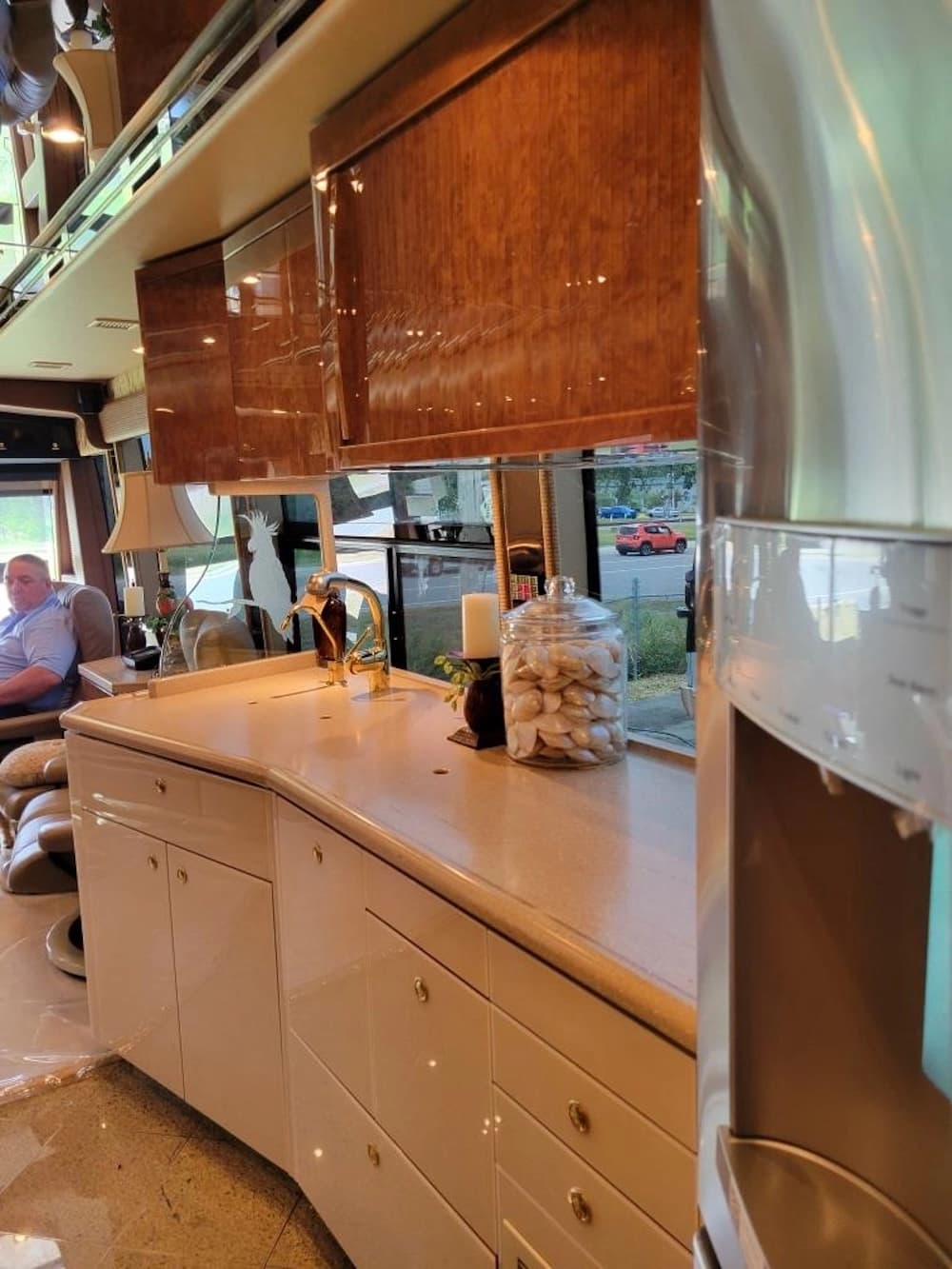 2004 Prevost Featherlite H3-45 Motorhome - Image 6