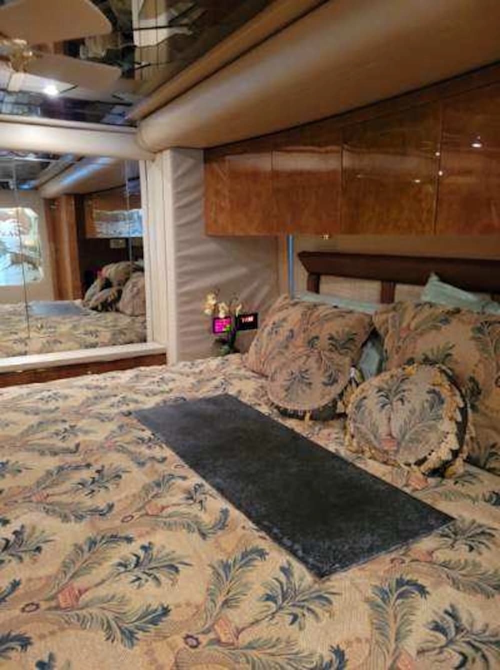 2004 Prevost Featherlite H3-45 Motorhome - Image 8
