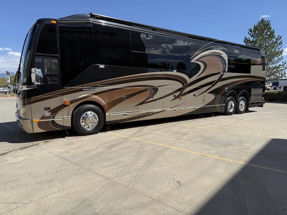 2013 Prevost Liberty Elegant Lady H3-45 Motorhome - Image 1