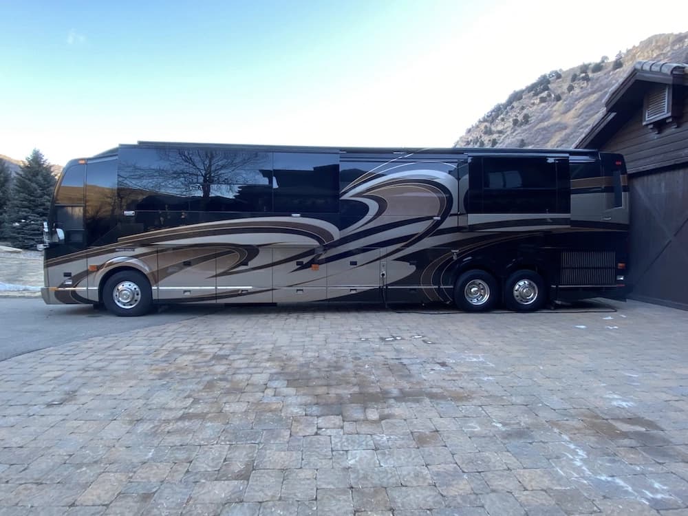 2013 Prevost Liberty Elegant Lady H3-45 Motorhome - Image 2