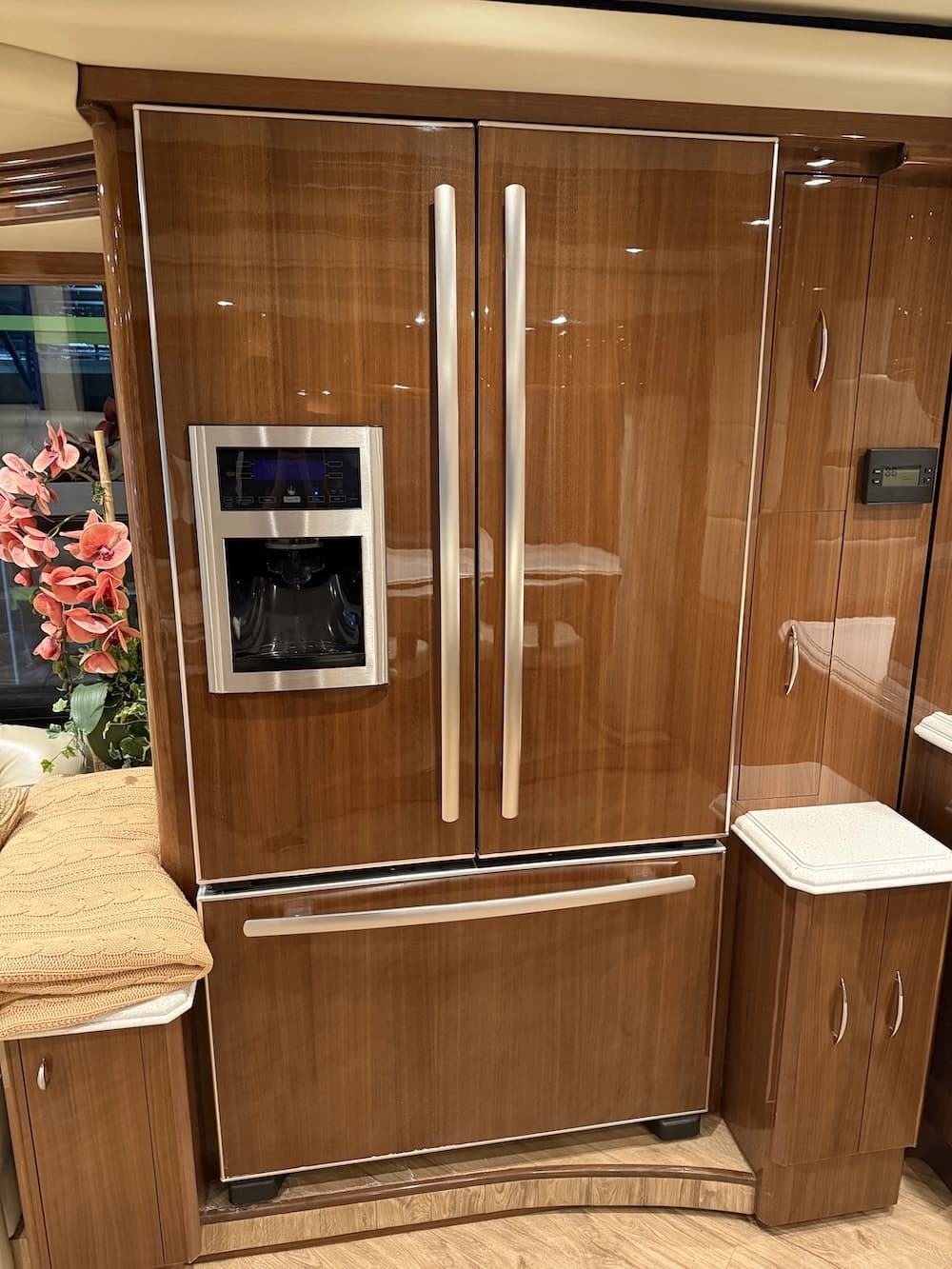2013 Prevost Liberty Elegant Lady H3-45 Motorhome - Image 8