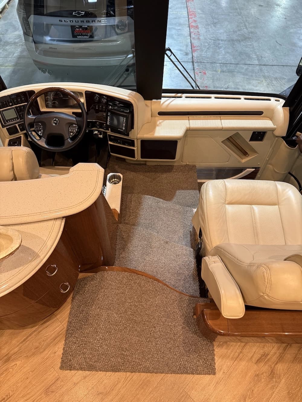 2013 Prevost Liberty Elegant Lady H3-45 Motorhome - Image 11