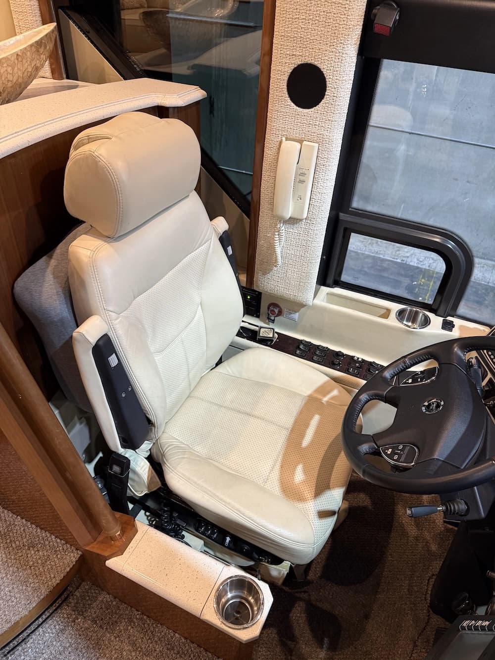 2013 Prevost Liberty Elegant Lady H3-45 Motorhome - Image 12