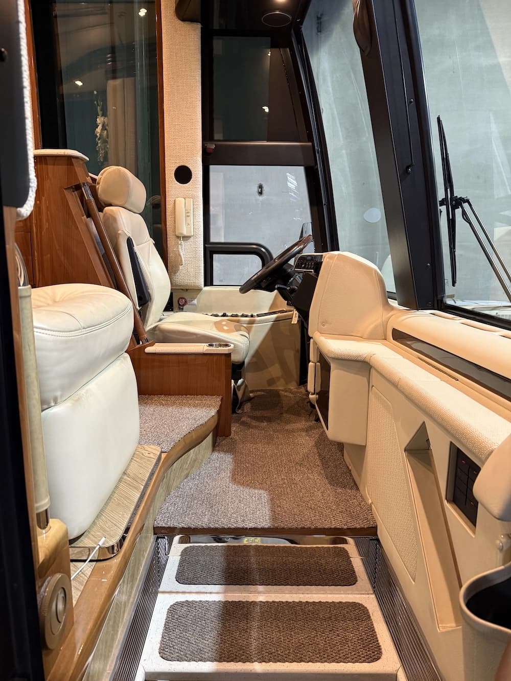 2013 Prevost Liberty Elegant Lady H3-45 Motorhome - Image 13