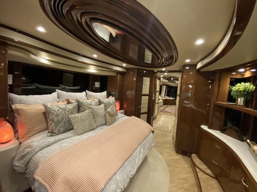 2013 Prevost Liberty Elegant Lady H3-45 Motorhome - Image 15