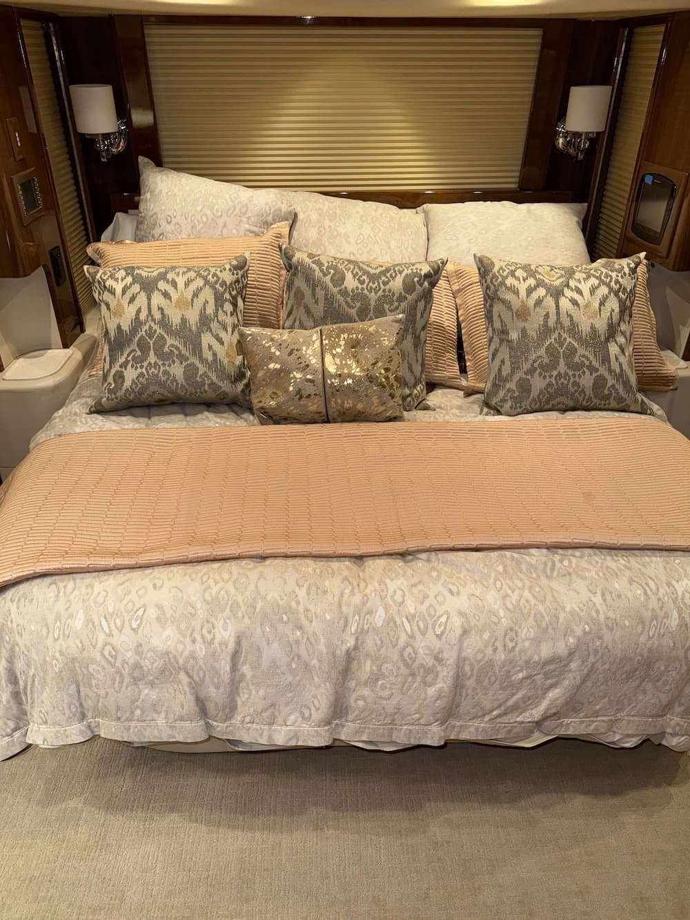 2013 Prevost Liberty Elegant Lady H3-45 Motorhome - Image 16