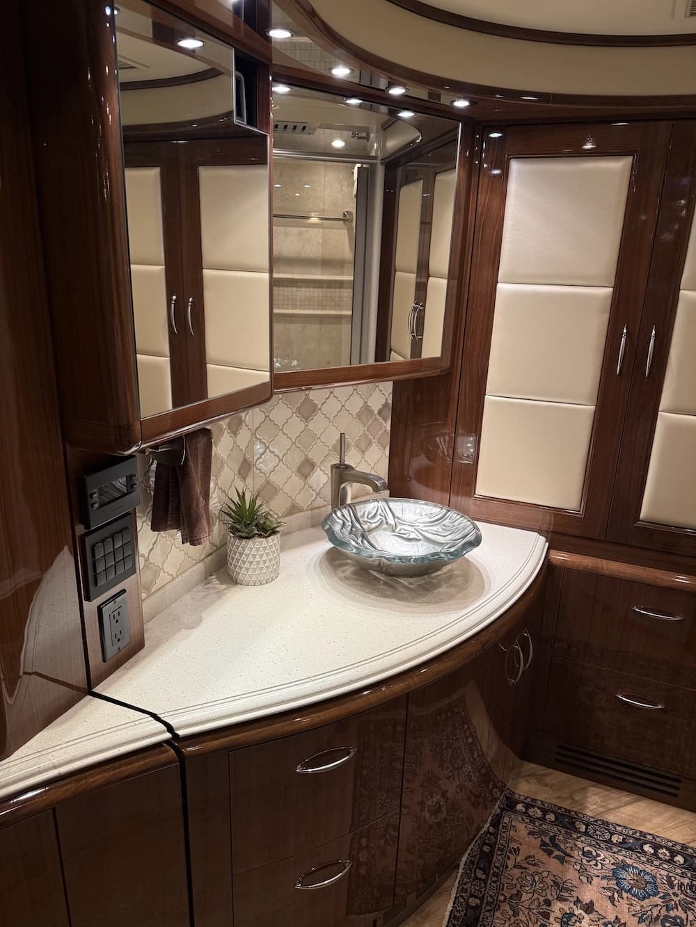 2013 Prevost Liberty Elegant Lady H3-45 Motorhome - Image 17