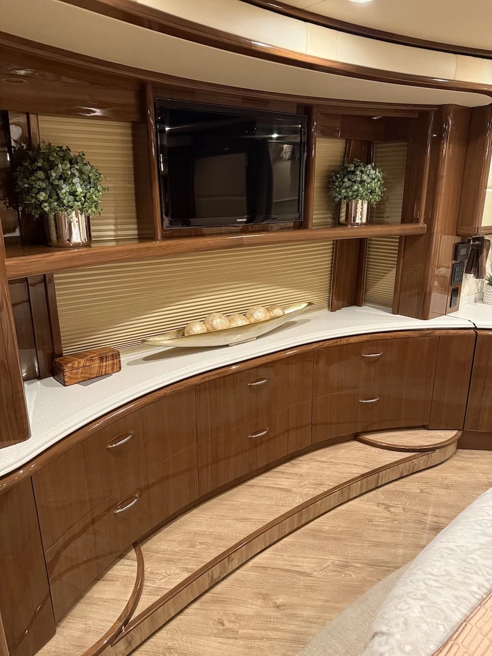 2013 Prevost Liberty Elegant Lady H3-45 Motorhome - Image 20
