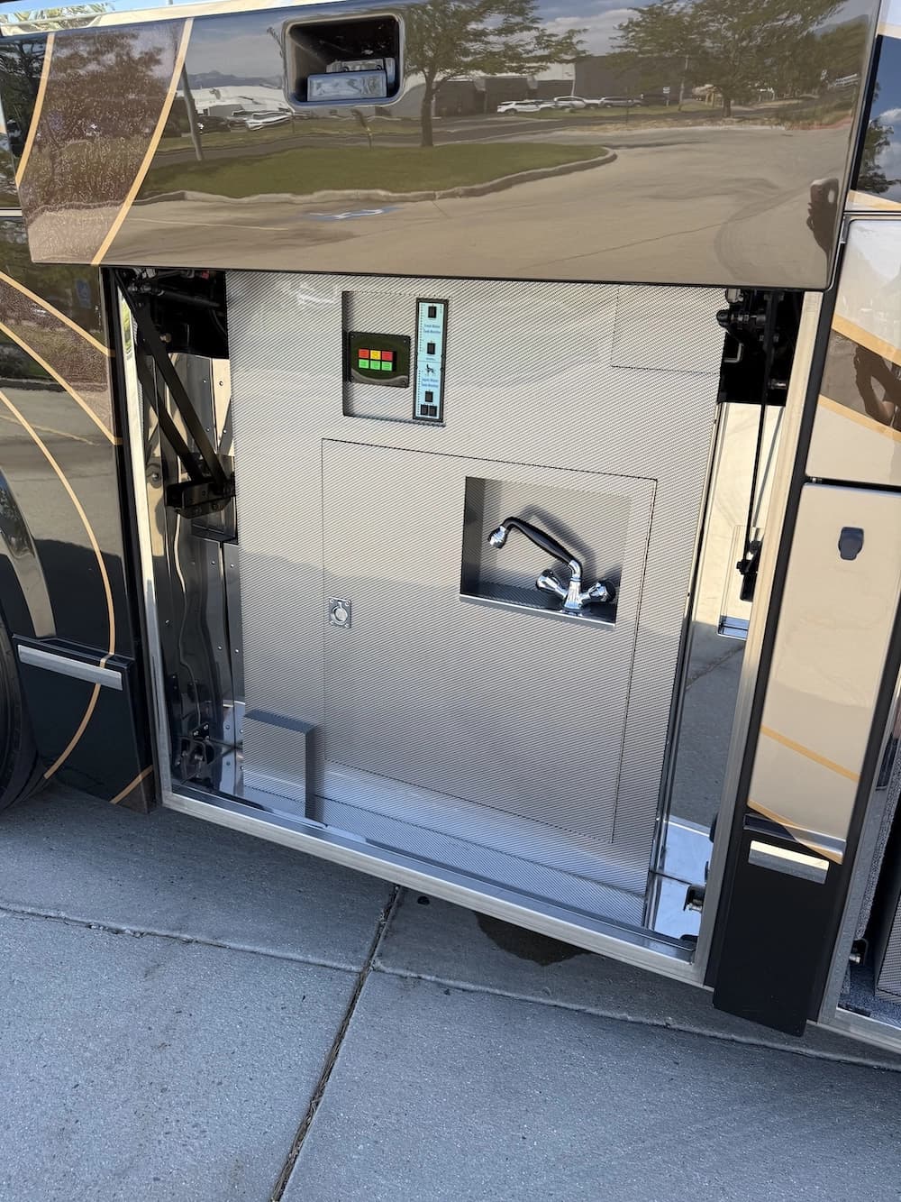 2013 Prevost Liberty Elegant Lady H3-45 Motorhome - Image 31