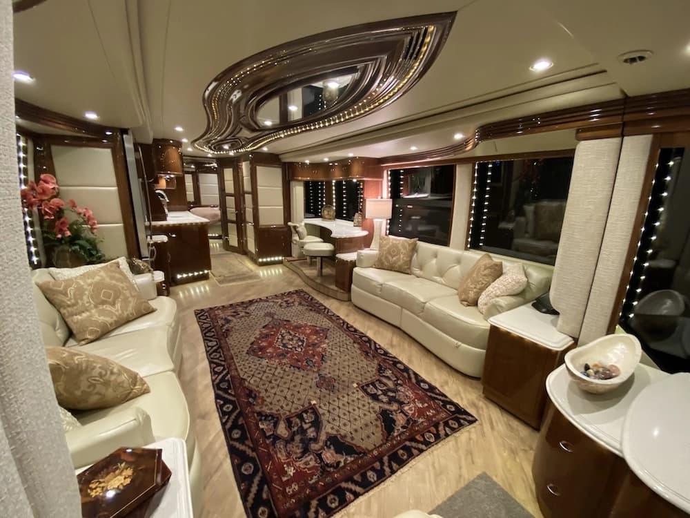 2013 Prevost Liberty Elegant Lady H3-45 Motorhome - Image 4