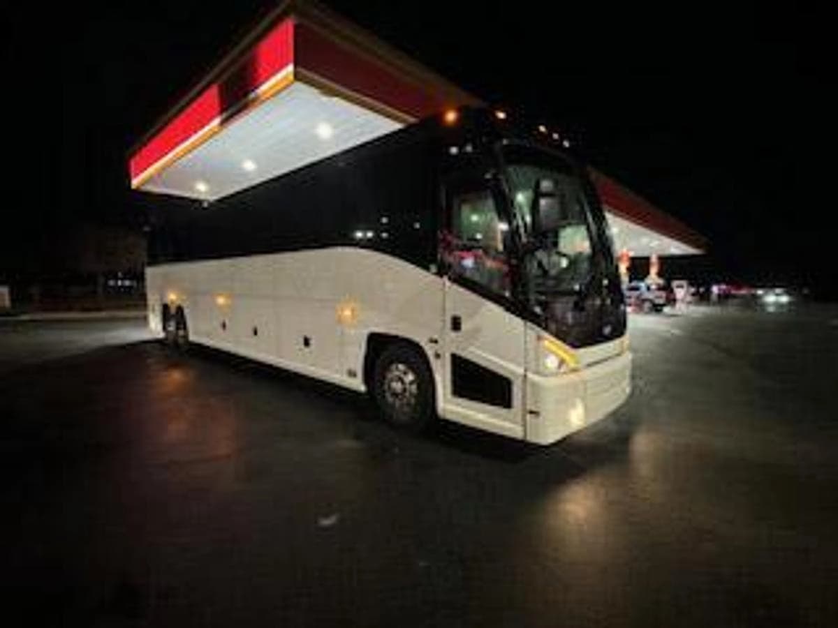 2015 Mci J4500 ADA Coach Bus - Image 1