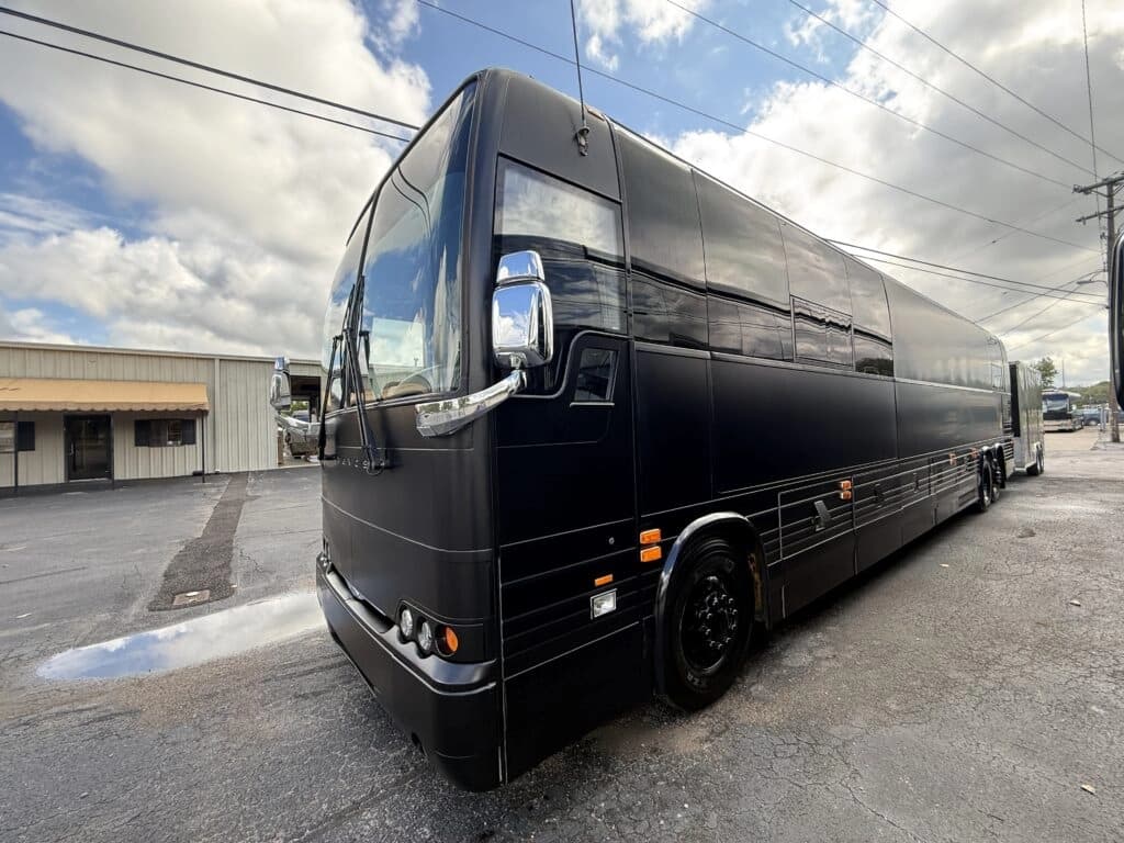 2007 Prevost XLII Entertainer Motorhome - Image 1