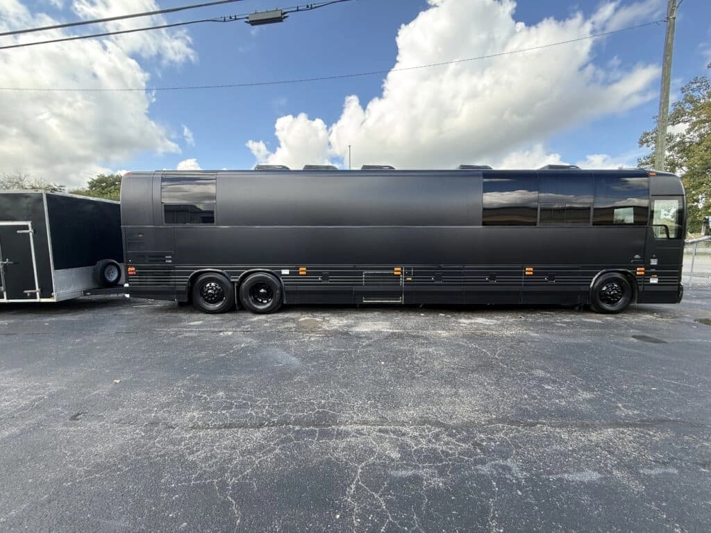 2007 Prevost XLII Entertainer Motorhome - Image 6