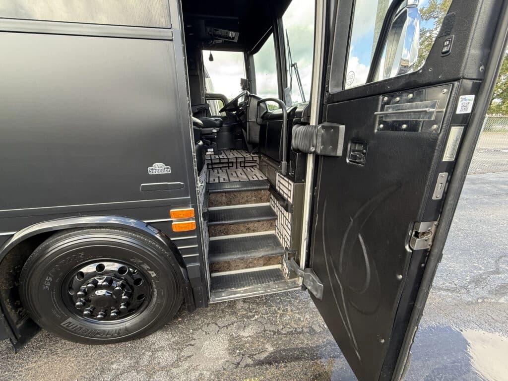 2007 Prevost XLII Entertainer Motorhome - Image 7