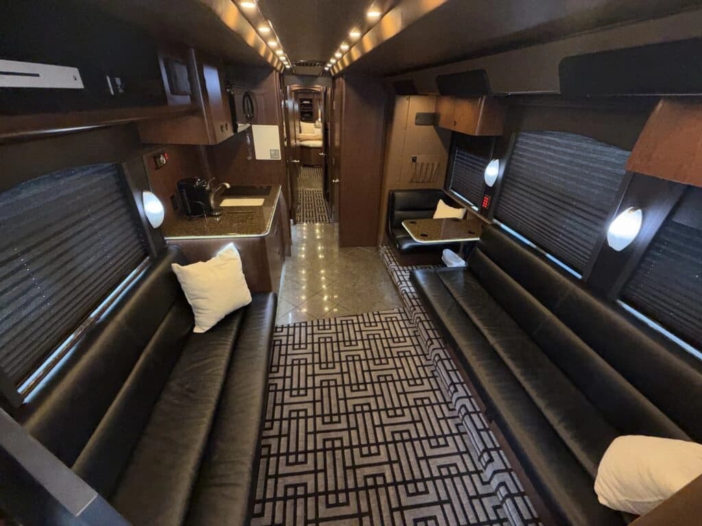2007 Prevost XLII Entertainer Motorhome - Image 10