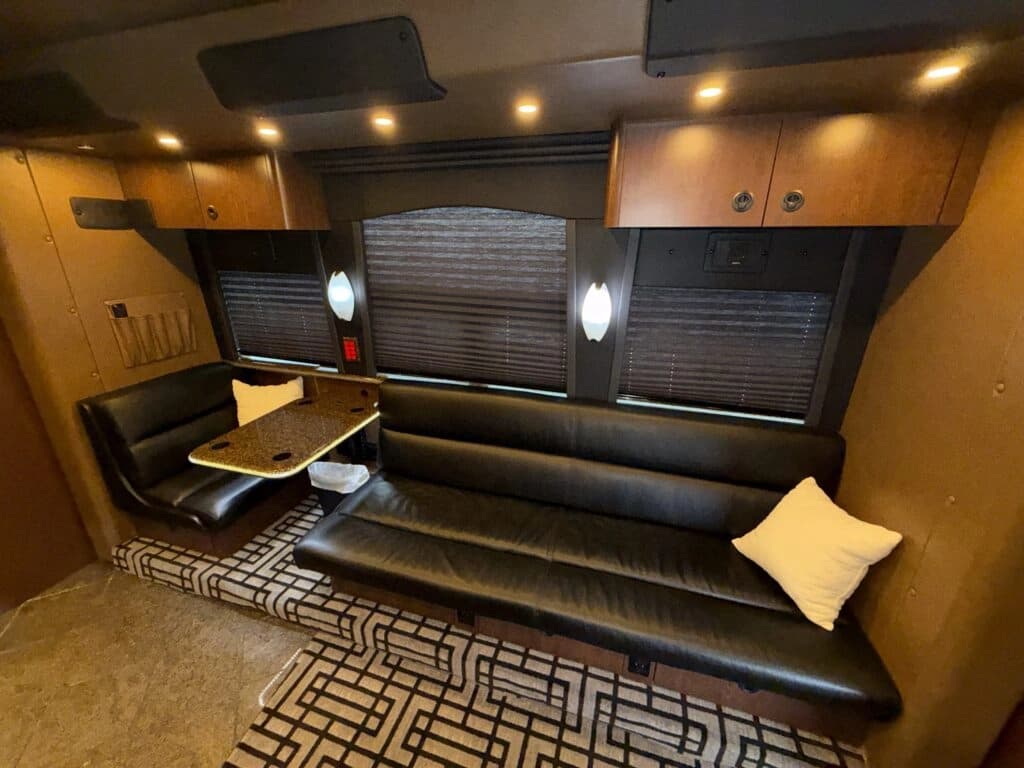 2007 Prevost XLII Entertainer Motorhome - Image 11