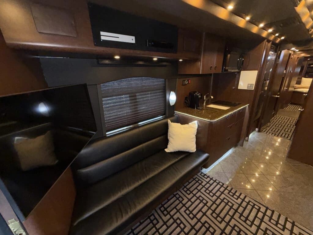 2007 Prevost XLII Entertainer Motorhome - Image 12