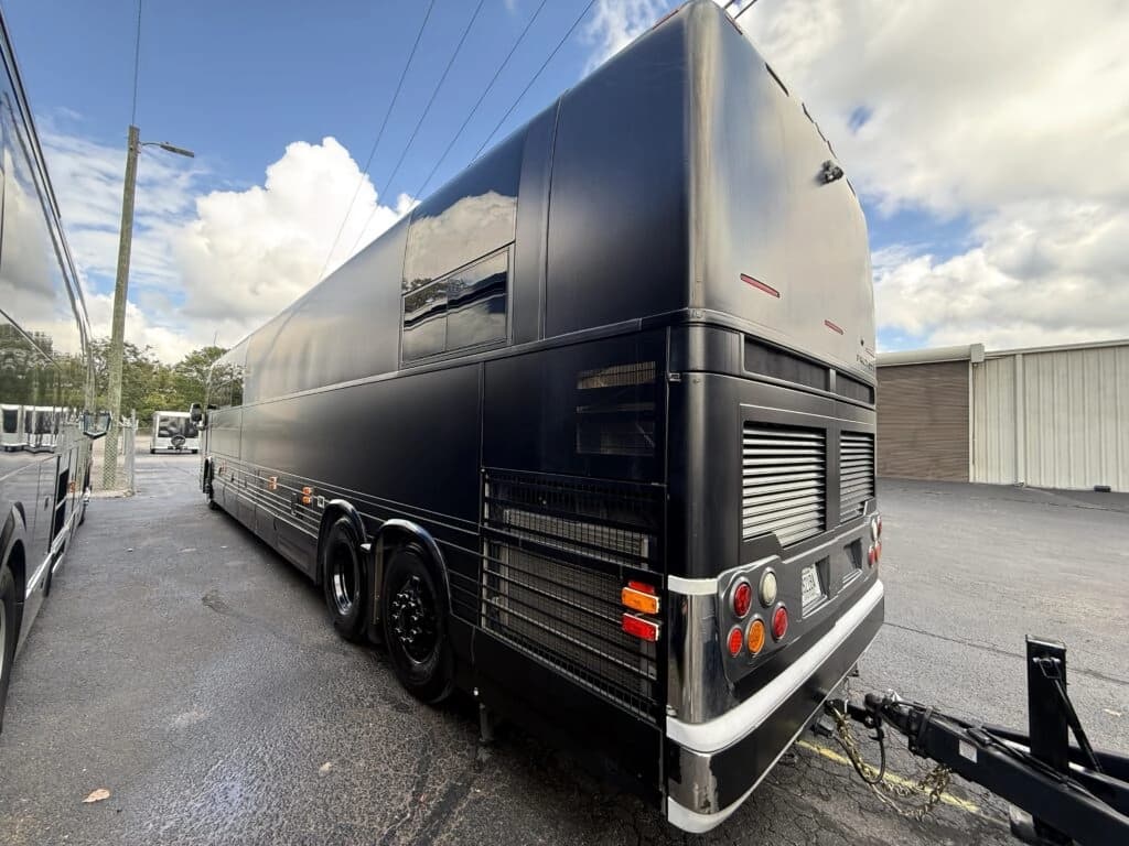 2007 Prevost XLII Entertainer Motorhome - Image 3