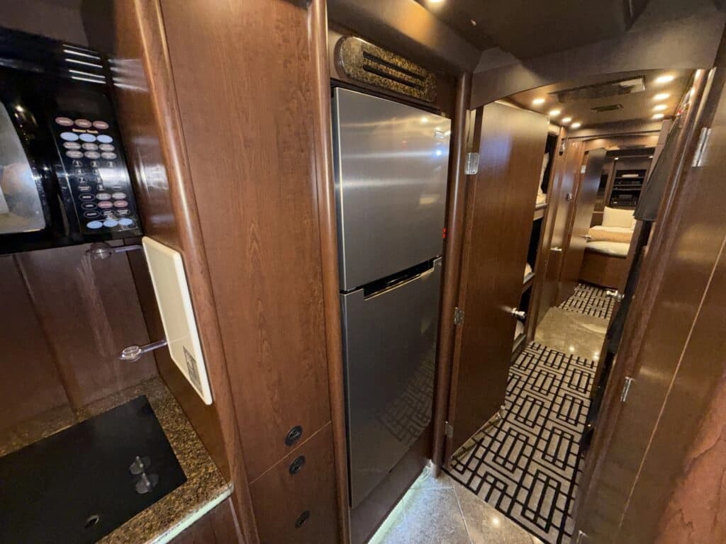 2007 Prevost XLII Entertainer Motorhome - Image 14
