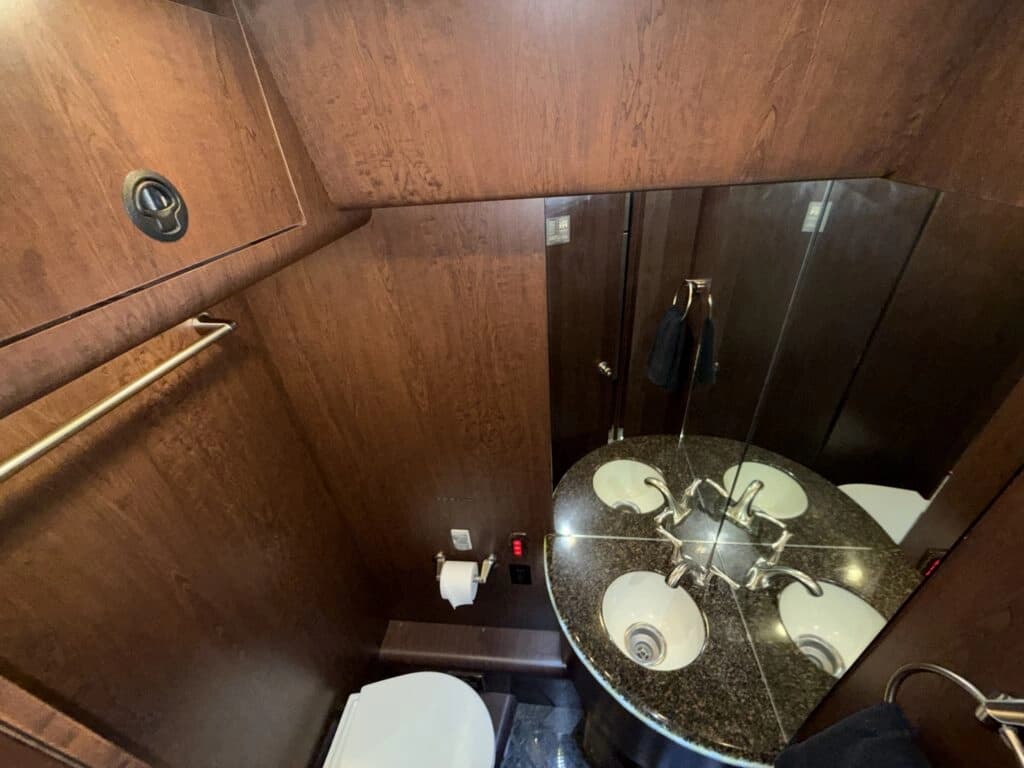 2007 Prevost XLII Entertainer Motorhome - Image 15
