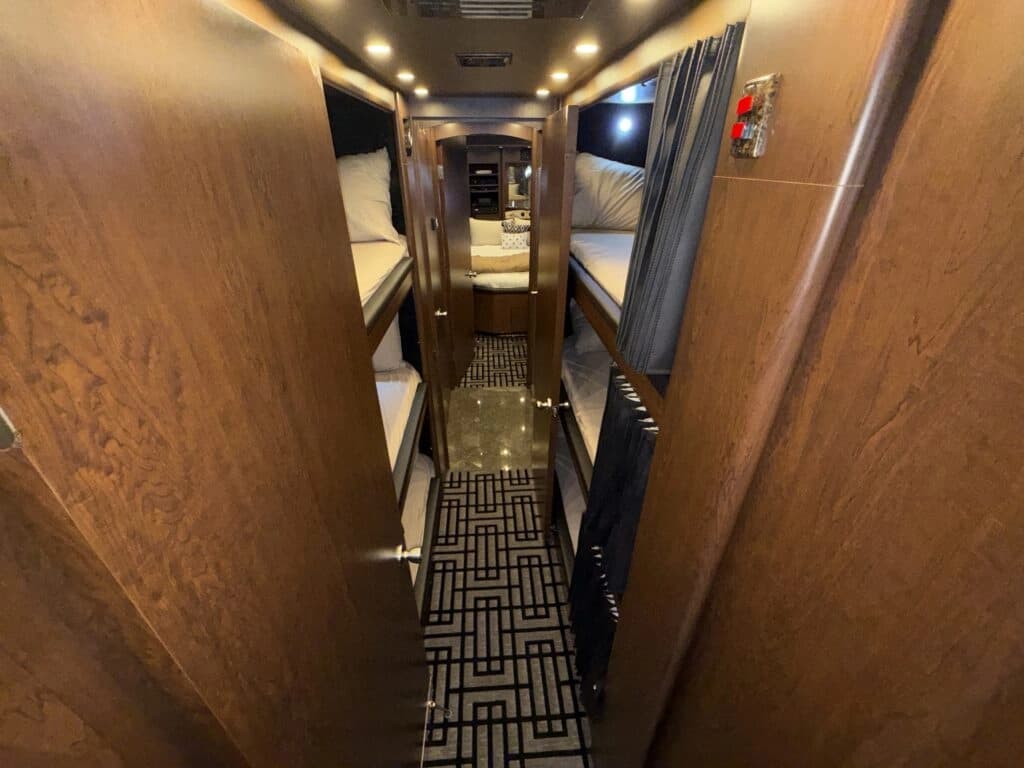 2007 Prevost XLII Entertainer Motorhome - Image 16