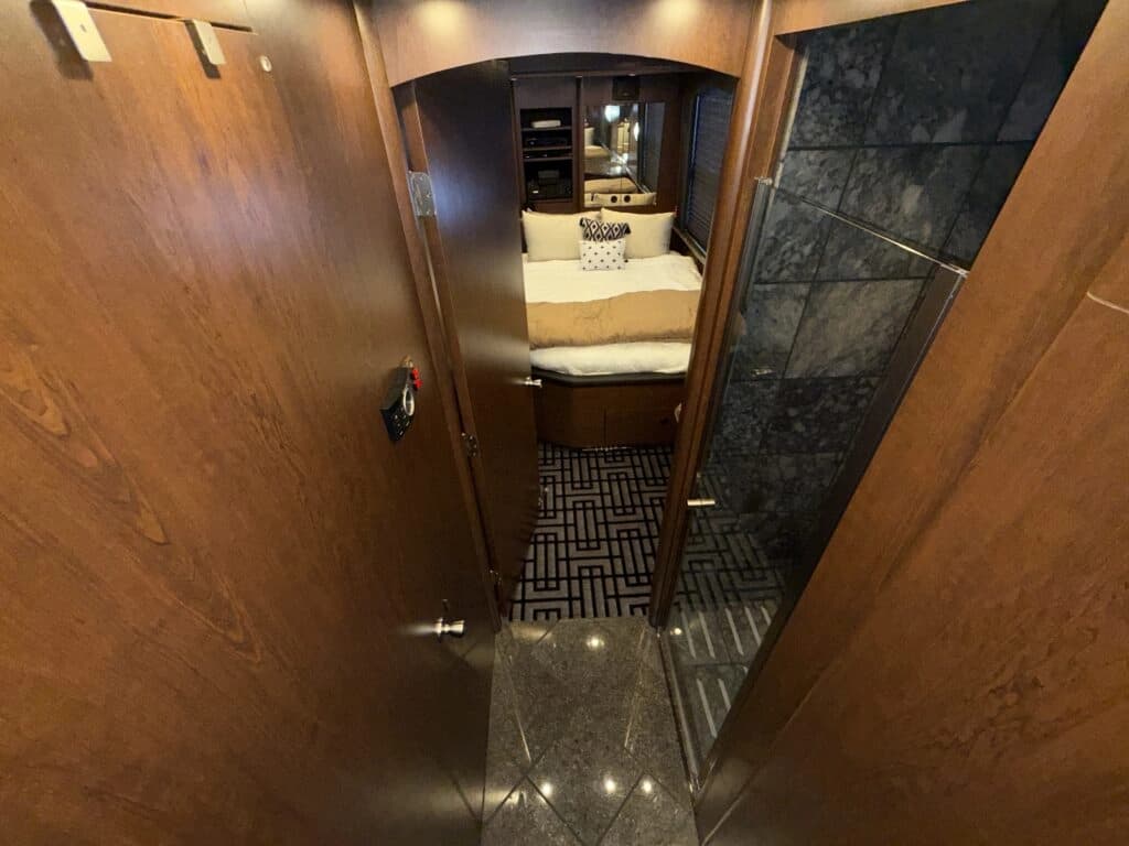 2007 Prevost XLII Entertainer Motorhome - Image 18