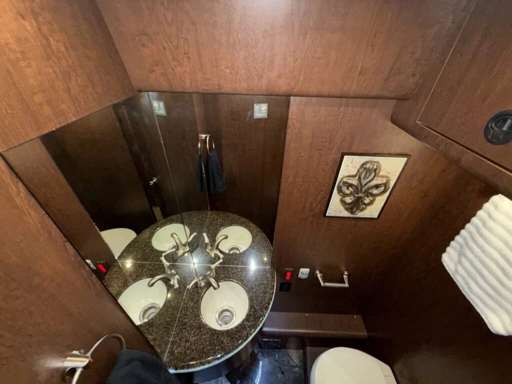 2007 Prevost XLII Entertainer Motorhome - Image 20