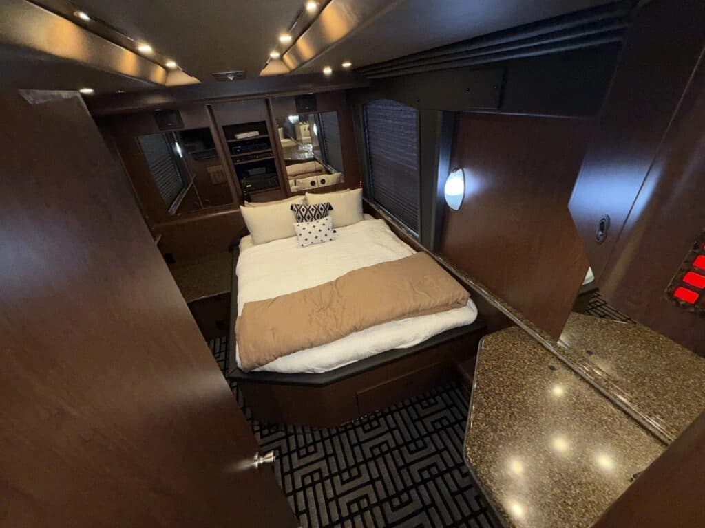 2007 Prevost XLII Entertainer Motorhome - Image 21