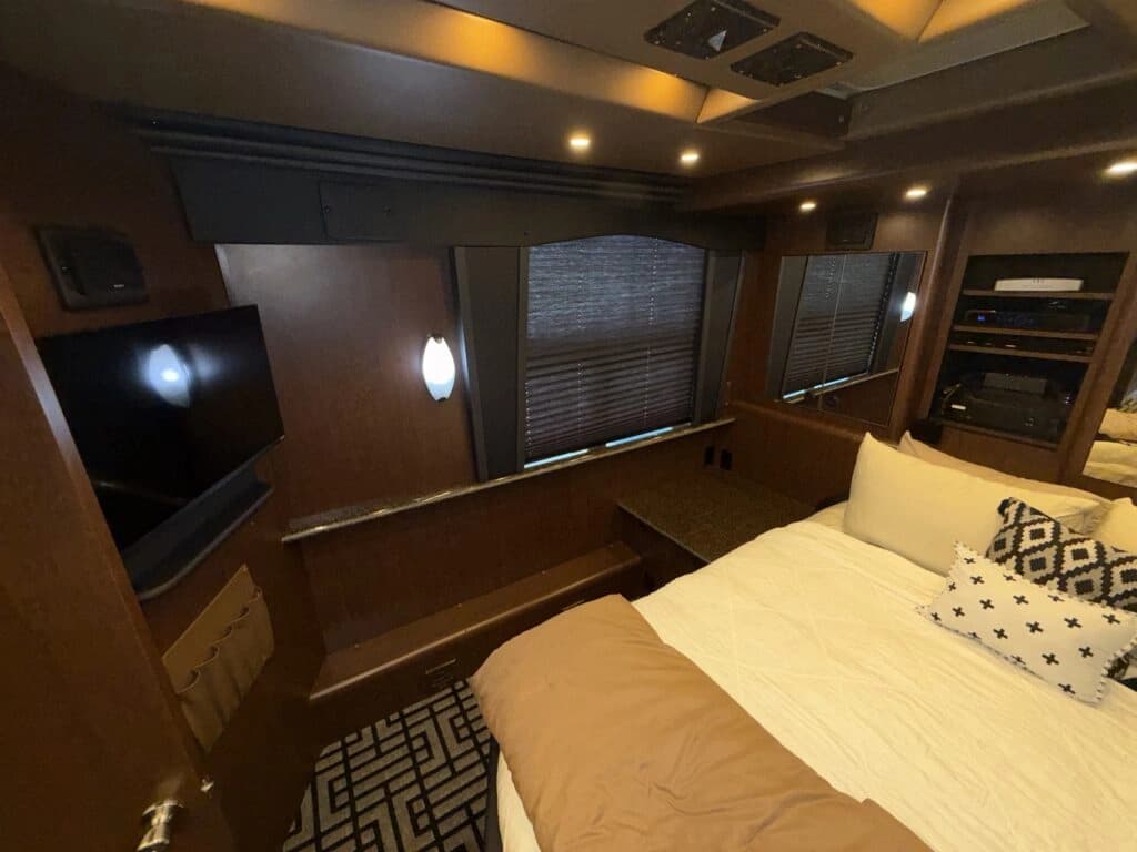 2007 Prevost XLII Entertainer Motorhome - Image 22