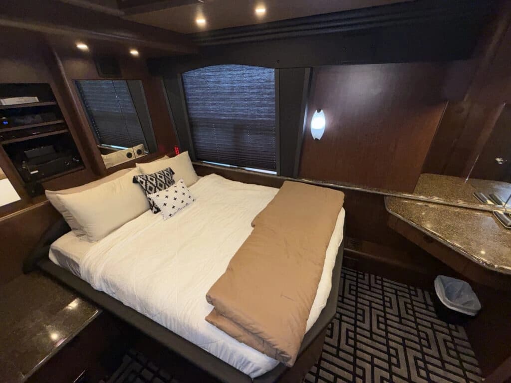 2007 Prevost XLII Entertainer Motorhome - Image 23